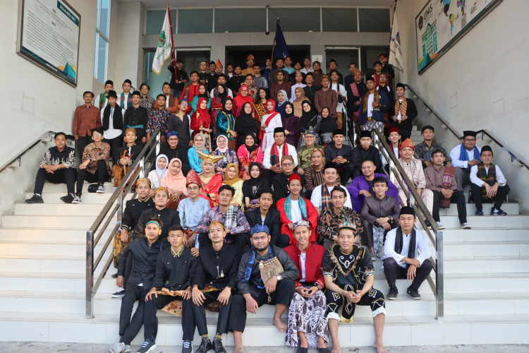 Kenalkan Baju Daerah Lewat Yudisium